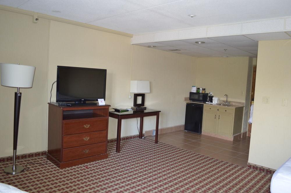 Quality Inn & Suites Fayetteville Exterior foto